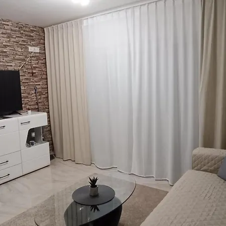 Apartment With Balcony And Sea View 4a *