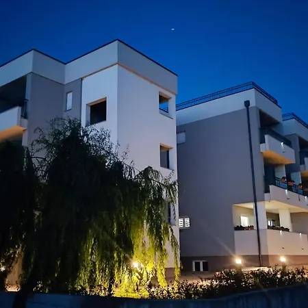 Apartment With Balcony And Sea View 4a *